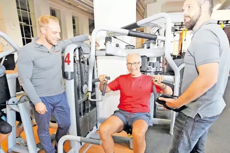 Mit gutem Beispiel voran: Unter Anleitung von Lars Springer (links) und Trainer Sebastian Götting absolviert Krankenhaus-Geschäf