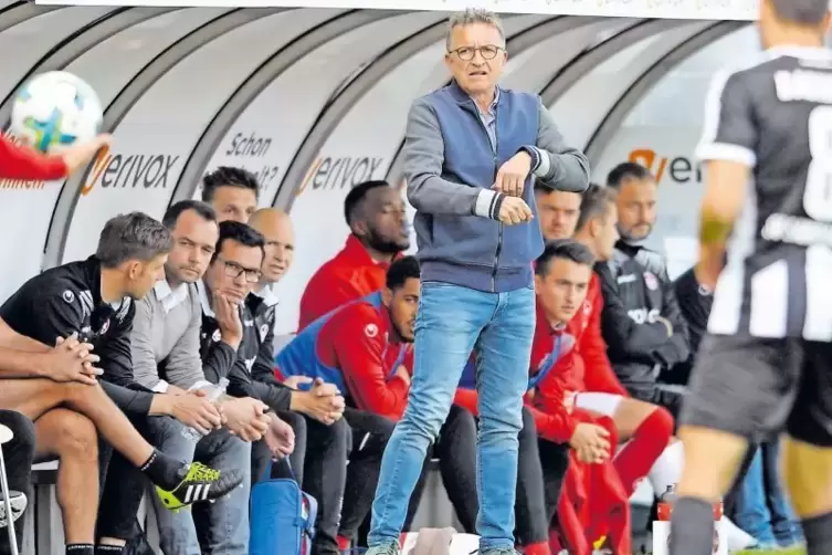 Fragender Blick: FCK-Trainer Norbert Meier.