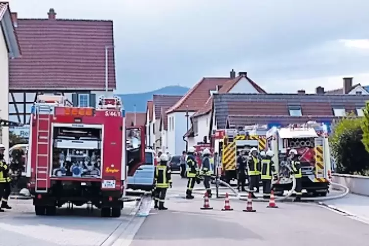 Die Feuerwehr war mit 45 Einsatzkräften vor Ort. Das zurückgesetzte Brandhaus (rechts) ist auf dem Bild nicht zu sehen.