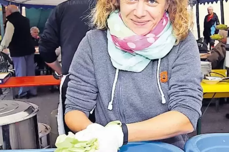 Wannenweise: Simone Mansky kümmert sich um den Salat.