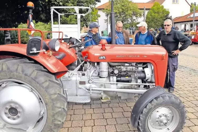 Der Schulhof wird zur Ausstellungsfläche: Die Traktorfreunde Böhl-Iggelheim und Gleichgesinnte haben ihre Schätzchen aufgestellt