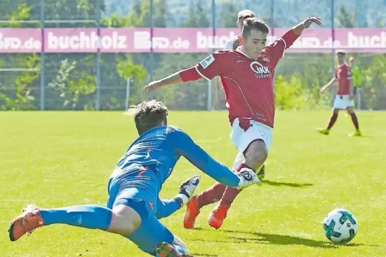Eins-gegen-eins-Situation: FCK-U17-Spieler Alper Özdogan (rechts) gegen den Nürnberger Keeper Benedikt Willert.