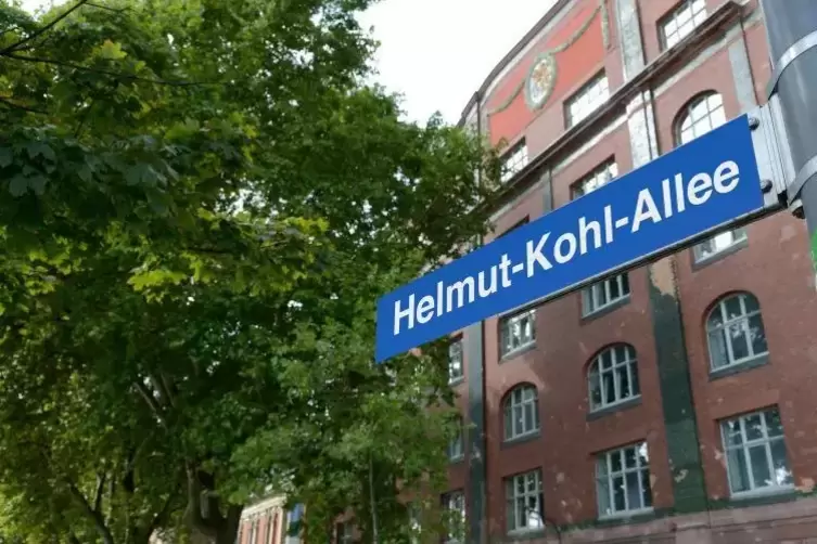 Gegen die vom Stadtrat beschlossene Umbenennung in Helmut-Kohl-Allee hat sich Protest formiert. Fotomontage: Kunz