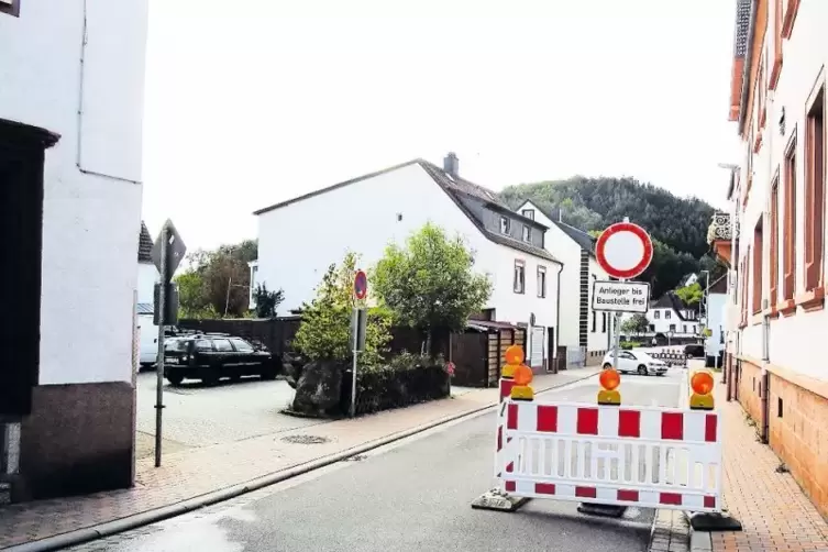 Die Hanauer Straße ist ab heute voraussichtlich bis Freitagnachmittag wegen Bauarbeiten gesperrt.