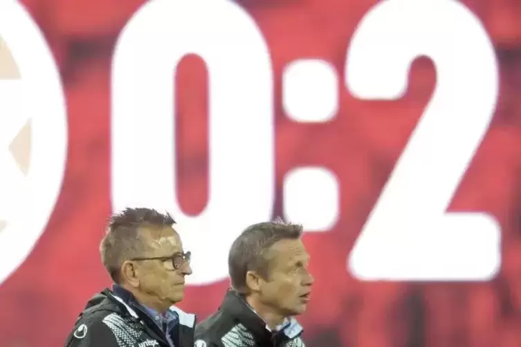 In großer Schrift prangt das niederschmetternde Ergebnis vor FCK-Trainer Norber Meier (links) Foto: Kunz 