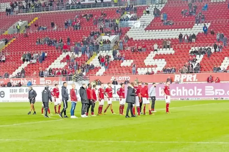 Ausgepfiffen: die Mannschaft des 1. FC Kaiserslautern nach ihrem schmählichen Auftritt im ziemlich leer wirkenden Fritz-Walter-S