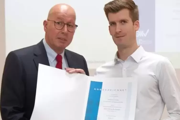 Georg Burkhardt (rechts) nahm die Urkunde des GKV-Förderpreises von Ralf Olsen (GKV) in Pirmasens entgegen.