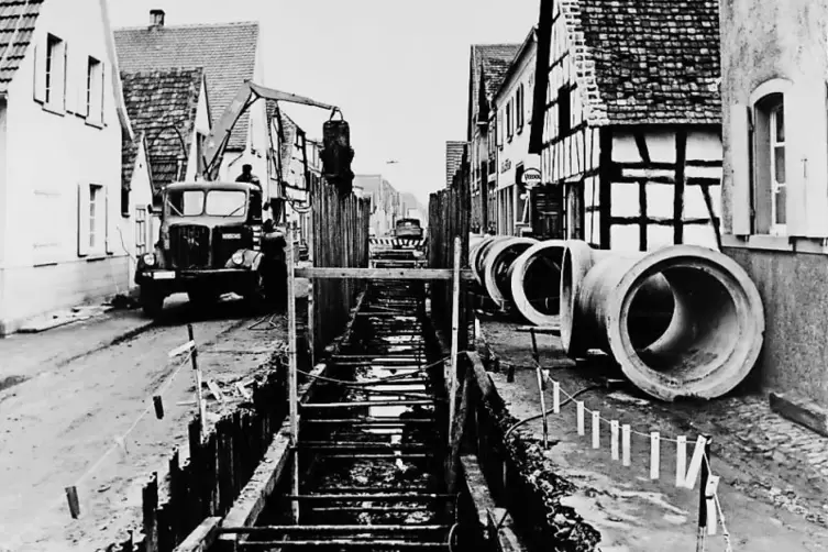 1969: Auf dem Foto wird der neue Kanal in der Forstgasse verlegt.