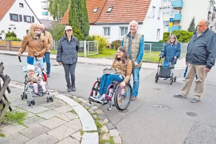 Ein Hindernis: Laura Balzer kann die Bordsteinkante in der Gärtnereistraße/Ecke Gut-Heim-Straße mit ihrem Rollstuhl nur mit Hilf