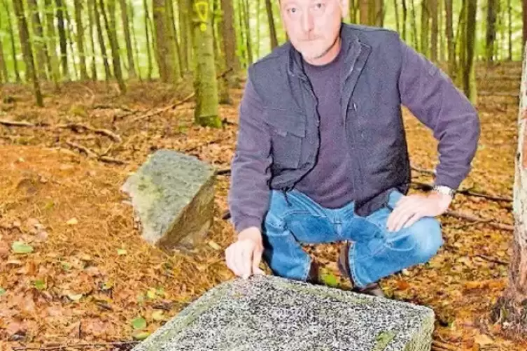 Peter Weisenburger findet es nicht gut, dass Grabsteine im Wald entsorgt worden sind.