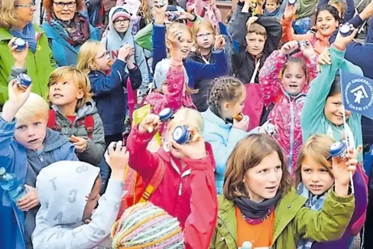 Kinder klingeln für ihre Rechte: Abschluss der Aktion gestern.
