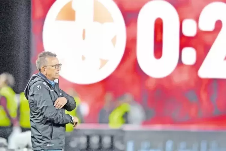 Das 0:2 gegen Aue bedeutete das Aus für Trainer Norbert Meier beim 1. FC Kaiserslautern.