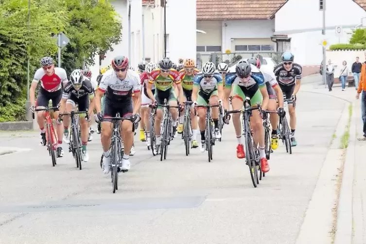 Einmal im Jahr rauschen Radrennfahrer durch die Straßen – beim Renntag des RV Edelweiß Roschbach.