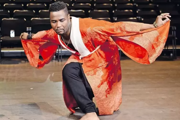 Afrikanische Darsteller versuchen sich in japanischem Tanz.