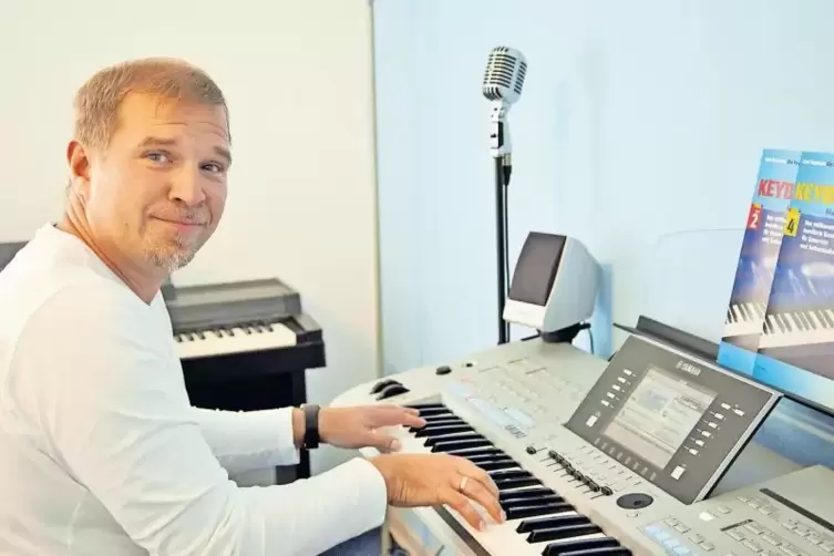 Das Keyboard kann wie ein Klavier klingen – oder auch wie eine Flöte, sagt Alexander Baumann.