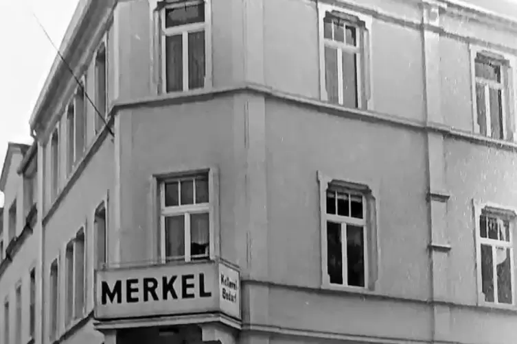 Von 1945 an hatte „Kellereibedarf Merkel“ seinen Sitz in der Hetzelstraße. Das hier zu sehende Eckhaus zur Fröbelstraße, wo vorh