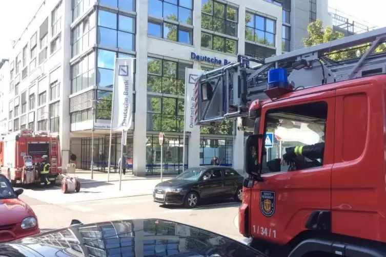 Die Feuerwehr war bei der Deutschen Bank in Ludwigshafen im Einsatz.  Foto: fkk