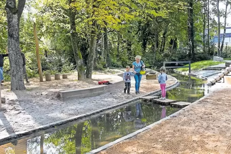 Gestern lockte der Wasserspielplatz noch Besucher an, die zwar nicht im Wasser spielten, aber auf den Steinen herumhüpften.