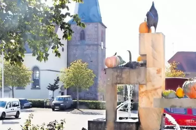 Den Brunnen zum Gedenken an die Malerin Margot Erlenwein-Semmler hat ihr Sohn Hans 1992 gestiftet. Er gehört der Stadt.