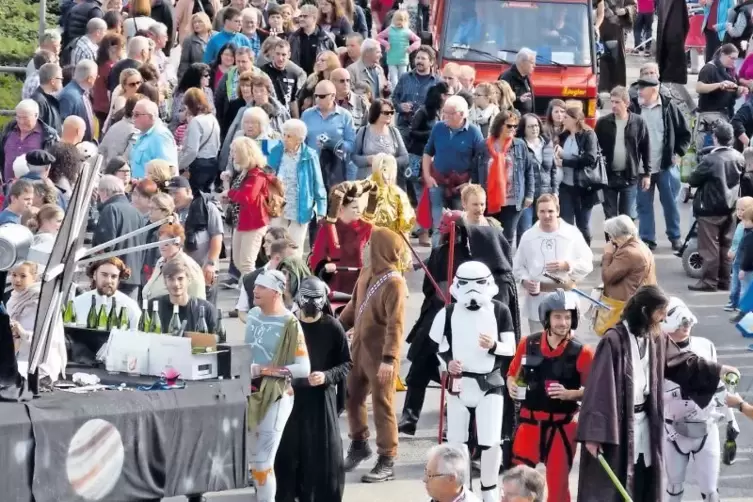 Punktete beim Umzug mit gleich zwei Nummern und originellen Kostümen: der VfR Hundheim-Offenbach, hier mit „Star Wars“ unterwegs
