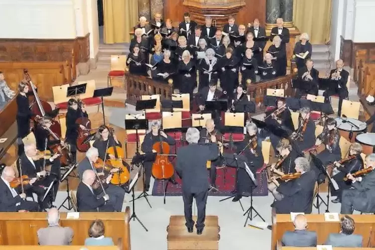 Bezirkskantorei und Collegium Musicum eröffneten das Konzert mit Mozarts „Spatzenmesse“.