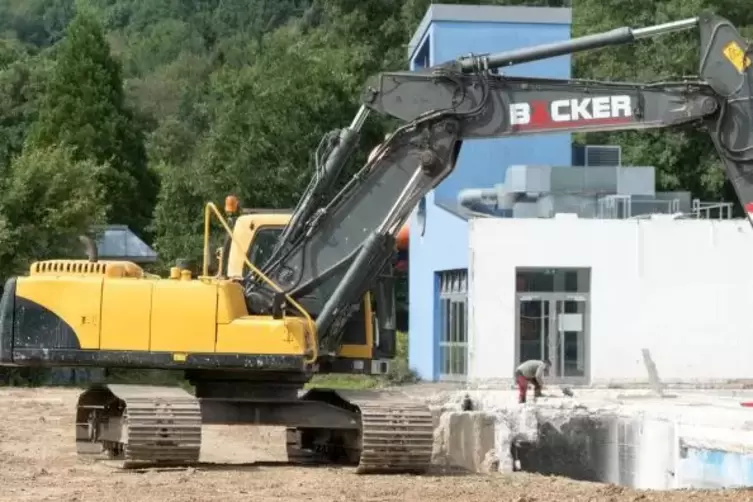 Dieses Foto ist beim Abriss des alten Baukörpers im August entstanden, der ebenfalls über 300.000 Euro mehr gekostet hat. Foto: 