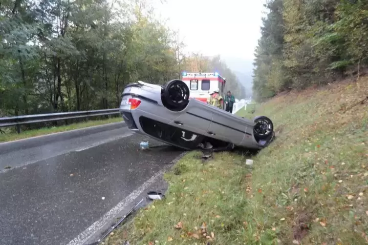 Zwei Leichtverletzte: Auto im Eselsbachtal Foto: Feuerwehr/frei