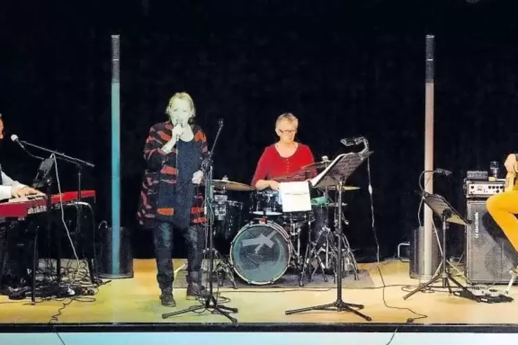 Brachten ihre Zuhörer zum Schmunzeln: Pianist Manuel Breiner, Sängerin Hanna Guth, Schlagzeugerin Roswitha „Rosi“ Flury und Bass