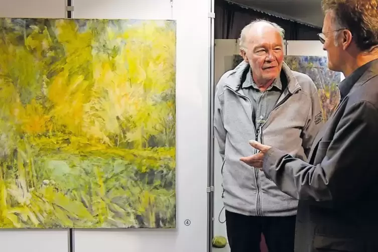Den Zauber der Rheinauen eingefangen: Der Karlsruher Maler Wolfgang Bentler (links) im Gespräch mit dem Leiter des Naturschutzze