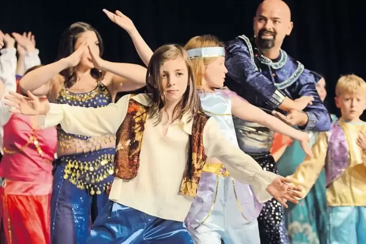 Reise durch die Welt der Musicals mit den Stage Performing Artists: Hier eine Szene aus Aladdin.