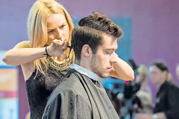 Friseurin Janine Roth machte ihr Model Marco Schmidt mit einem Haarschnitt fit für den Herbst.