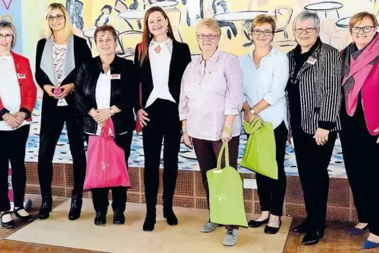 Ehrungen erfolgreicher Ortsvereine im Landfrauen-Kreisverband Donnersberg (von links): Jutta Mohr, Angi Brabänder, Margit Bunger