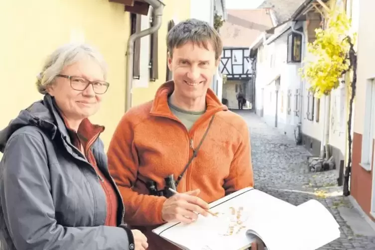 Mit Stadtplan unterwegs: Christiane Reichert und Ralf Jost am nördlichen Stadtmauerring.