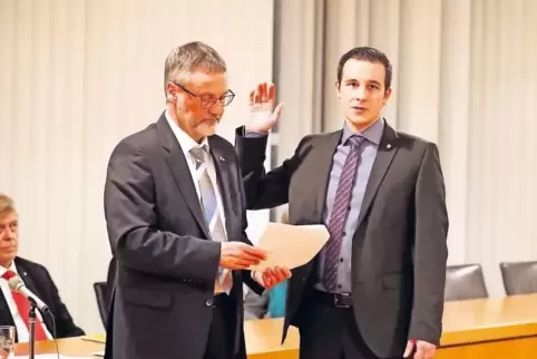 Noch-Bürgermeister Kurt Wagenführer vereidigt seinen Nachfolger Christian Burkhart.