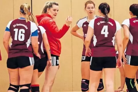 Sie weiß, was sie ihren Damen zu sagen hat: die Spielertrainerin des SV Steinwenden, Bettina Gabriel (in der Bildmitte im roten 