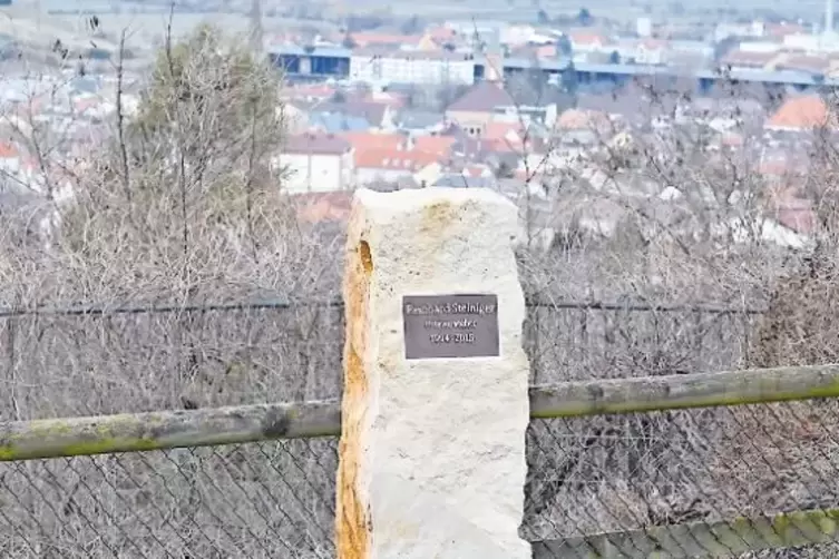 Die Sandstein-Stele für Reinhard Steiniger an „seinem“ Plätzchen in Seebach.