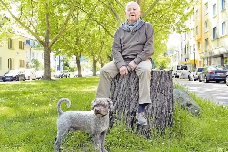 Kurze Pause beim Spaziergang: Hansgünther Heyme mit seinem spanischen Wasserhund Gómez.