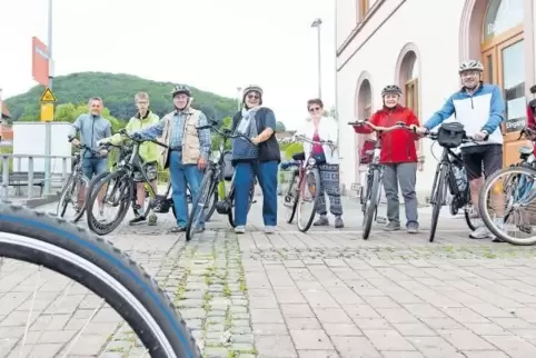 Gleich geht’s los: Die acht Radler und Herbert Göddel (Zweiter von rechts) vor dem Start der Tour am Bahnhof in Glan-Münchweiler