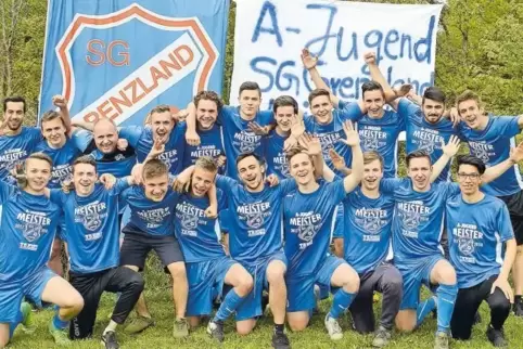 Hat den Kreismeister-Titel der A-Junioren feiern dürfen: die SG Grenzland mit (hinten von links) Gabriel Maginot, Niklas Dahler,