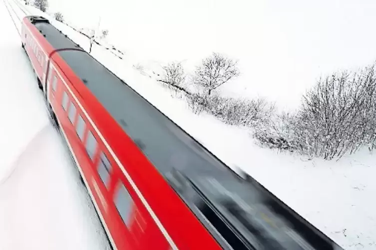 Die schöne Seite des Winters: Ein Regionalexpress fährt durchs schneebedeckte Allgäu.