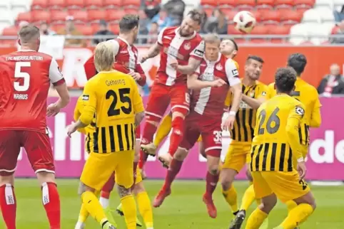 Jan Löhmannsröben bringt den FCK nach Christoph Hemleins Flanke per Kopf mit 1:0 in Führung.