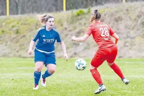 Gegen Wörrstadt schoss sie das 1:0: Charlotte Wilding vom SC Siegelbach (links). Das Bild zeigt sie im Spiel gegen den 1. FFC Ni