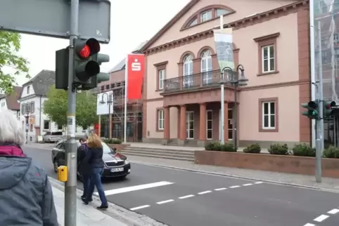 Derzeit gibt es in der Herxheimer Hauptstraße in Höhe des Rathauses nur eine Fußgängerampel.  Foto: Iversen