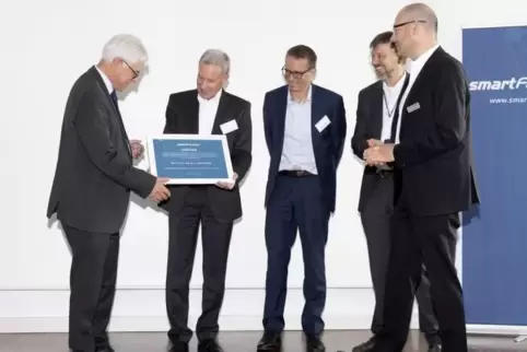 Ist nun Ehrenmitglied der Technologie-Initiative „SmartFactory“: Detlef Zühlke (links). Die Urkunde wurde von den neuen Mitglied