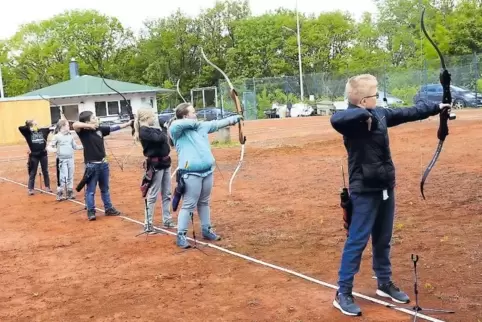 Junge Bogenschützen: B- und C-Schüler bei den Kreismeisterschaften auf dem neuen Vereinsgelände des SC Obermoschel.