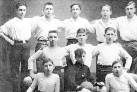 Gemeinsinn geht vor: Das wohl älteste Foto des VfB von 1922 ist Symbol, die elf jungen Männer der zweiten Mannschaft halten eina
