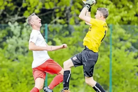 Torwart-Ball: Alexander Jung von Meister SV Wiesenthalerhof kommt Florian Senft (links) vom SV Mölschbach zuvor.