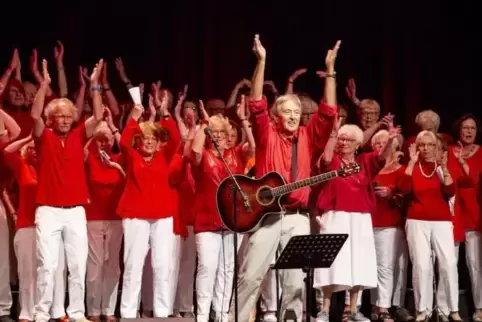 Voll dabei: der Ü 60-Chor Forever Young.  Foto: VIEW