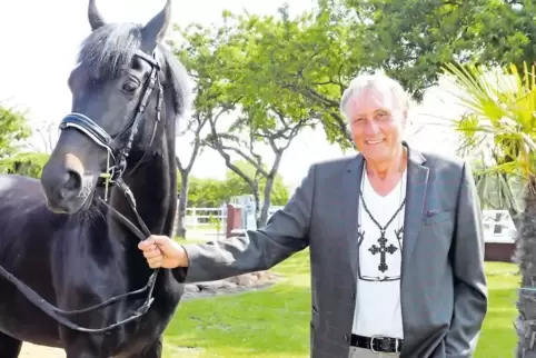 Investor Gerd Russy mit seinem Pferd Bukephalos, benannt nach dem Streitross von Alexander dem Großen. Es soll ein Niederländisc