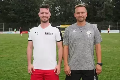 Neu beim SV Rot-Weiß Höhmühlbach: Kevin Schunk (links) mit Trainer Nicky Hosseus.  Foto: Moschel